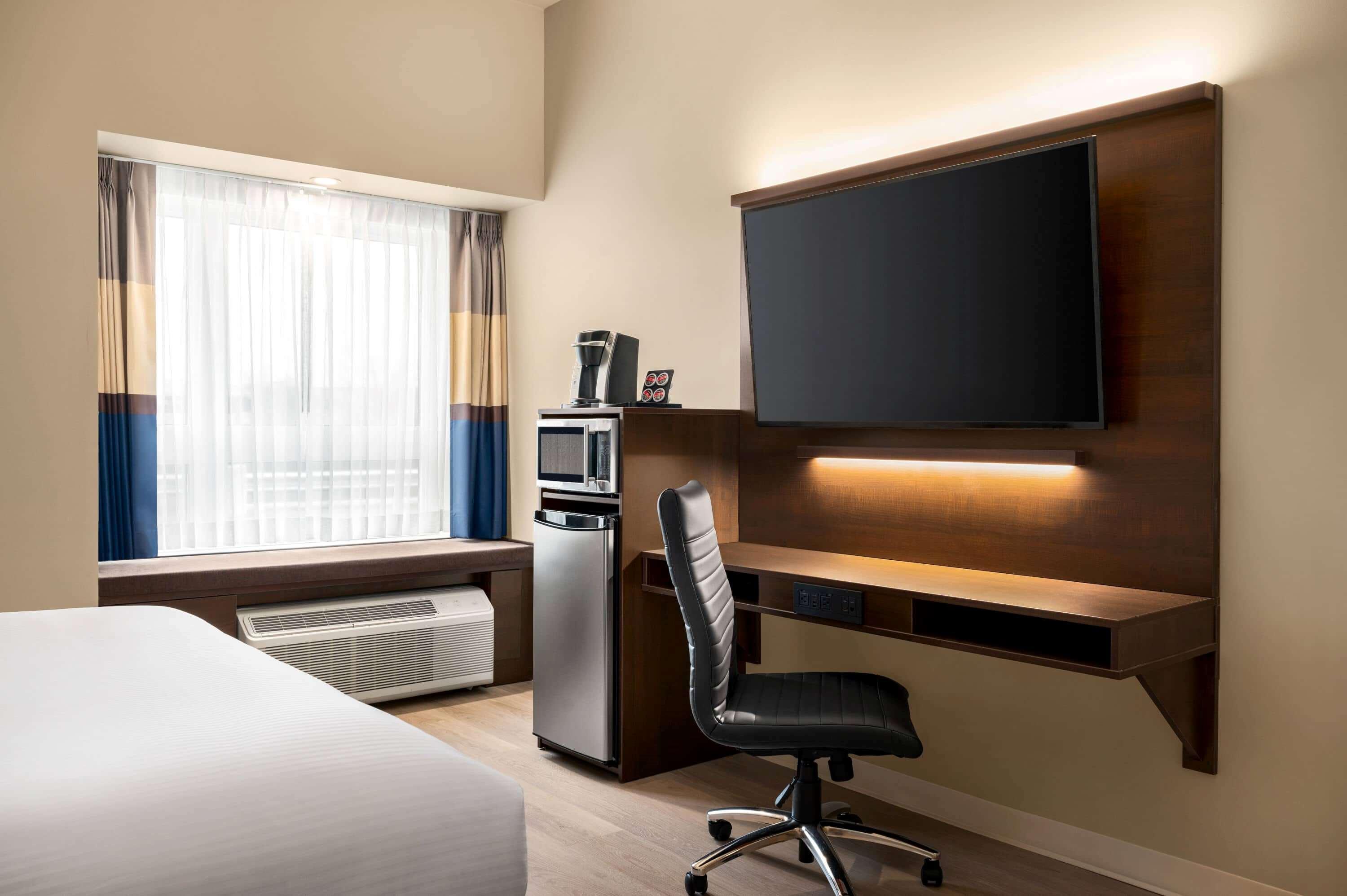 Microtel & By Wyndham Hotel Aurora
